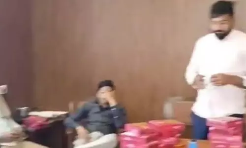 UP के मंत्री संजय निषाद के ‘होली गिफ्ट’ से विवाद खड़ा हो गया