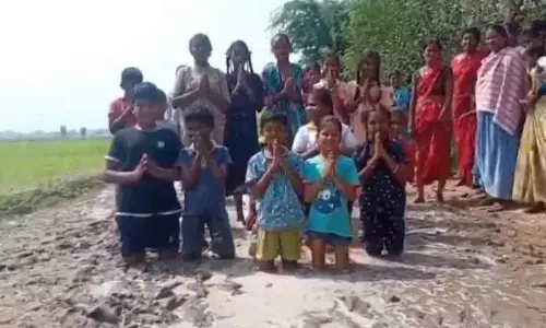 कीचड़ में घुटने टेककर सड़क की भीख मांग रहे Students कीचड़ में घुटने टेककर सड़क की भीख मांग रहे Students