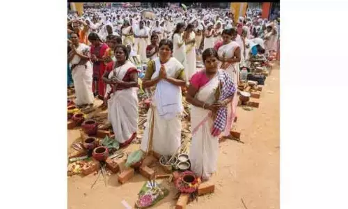 Kerala में हज़ारों महिलाओं ने अट्टुकल अम्मा को पोंगाला अर्पित किया Kerala में हज़ारों महिलाओं ने अट्टुकल अम्मा को पोंगाला अर्पित किया