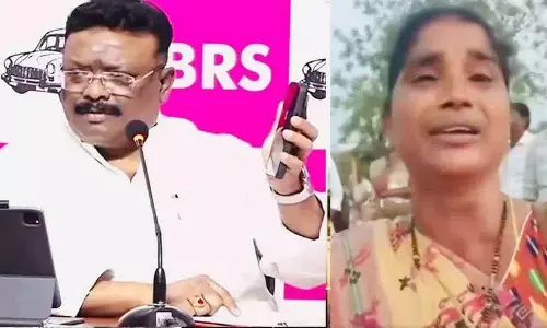 Dasoju Shravan ने वेलुगुमटला पीड़ितों की दुर्दशा पर प्रकाश डाला, सीएम की आलोचना की Dasoju Shravan ने वेलुगुमटला पीड़ितों की दुर्दशा पर प्रकाश डाला, सीएम की आलोचना की