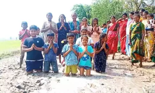 Kadapa में कीचड़ भरी सड़क के खिलाफ महिलाओं और छात्रों का अनोखा विरोध Kadapa में कीचड़ भरी सड़क के खिलाफ महिलाओं और छात्रों का अनोखा विरोध