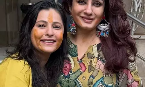 Raveena Tandon से लेकर शबाना आजमी-जावेद अख्तर तक, सितारों ने दोस्तों संग मनाया जश्न