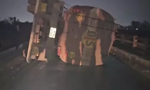 Raipur Breaking: खारुन नदी पल पर टैंकर पलटा, देखें VIDEO...