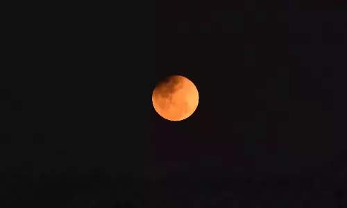 Hyderabad में मंगलवार को आंशिक चंद्र ग्रहण देखा गया Hyderabad में मंगलवार को आंशिक चंद्र ग्रहण देखा गया