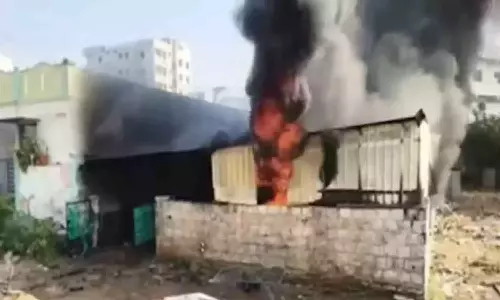 कुरनूल में LPG सिलेंडर फटने से कूलर गोदाम में लगी भयंकर आग कुरनूल में LPG सिलेंडर फटने से कूलर गोदाम में लगी भयंकर आग