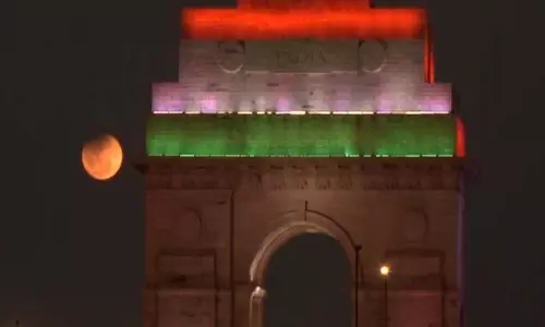 भारत में देखा गया धूसर लाल “Blood Moon” लोगों में रोमांच और उत्साह बढ़ा