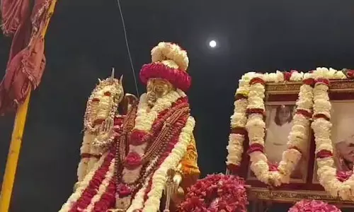 Varanasi में पूर्ण चंद्र ग्रहण के बाद गंगा आरती एक घंटे की देरी से सम्पन्न Varanasi में पूर्ण चंद्र ग्रहण के बाद गंगा आरती एक घंटे की देरी से सम्पन्न