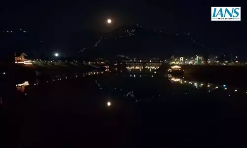 Srinagar में खूबसूरत लाल चांद के साथ देखा गया चंद्र ग्रहण, आकाश हुआ रक्तिमा Srinagar में खूबसूरत लाल चांद के साथ देखा गया चंद्र ग्रहण, आकाश हुआ रक्तिमा