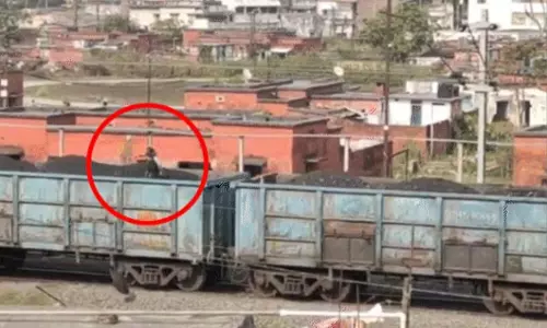 ट्रेन से कोयला चोरी करने वाले दो युवक गिरफ्तार, पुलिस ने की बड़ी कार्रवाई ट्रेन से कोयला चोरी करने वाले दो युवक गिरफ्तार, पुलिस ने की बड़ी कार्रवाई