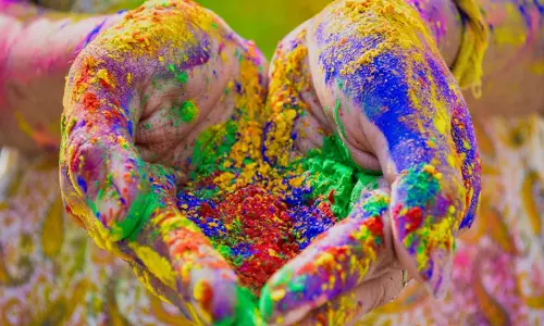 Ultimate Bollywood Holi Playlist: आपके 2026 के सेलिब्रेशन को और मज़ेदार बनाने के लिए मशहूर गाने Ultimate Bollywood Holi Playlist: आपके 2026 के सेलिब्रेशन को और मज़ेदार बनाने के लिए मशहूर गाने