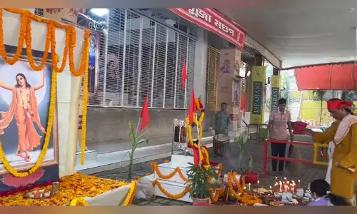 Bangladesh के ढाकेश्वरी नेशनल मंदिर में होली 2026 रंगों और भक्ति के साथ मनाई गई