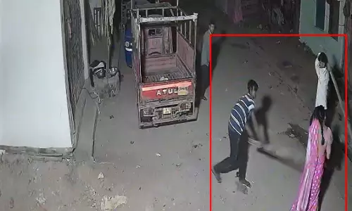 महिला और उसके पति पर बेरहमी से हमला, CCTV में वारदात कैद महिला और उसके पति पर बेरहमी से हमला, CCTV में वारदात कैद