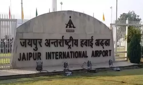 Jaipur: विमान में बदसलूकी पर एयरपोर्ट पर हुई तुरंत कार्रवाई Jaipur: विमान में बदसलूकी पर एयरपोर्ट पर हुई तुरंत कार्रवाई