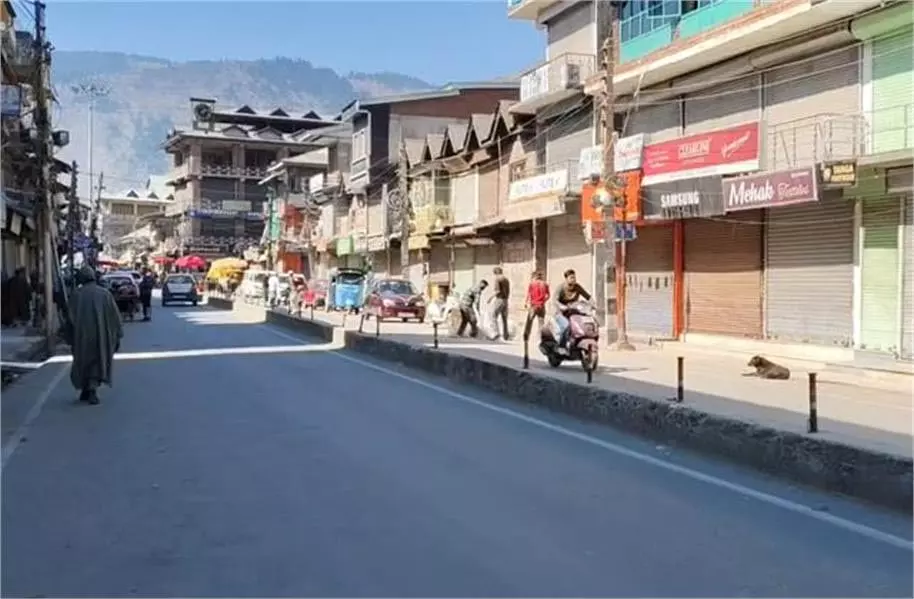 Jammu-Kashmir :खामेनेई की हत्या के विरोध में घाटी में कड़े प्रबंध, सहित कई चौराहे सील Jammu-Kashmir :खामेनेई की हत्या के विरोध में घाटी में कड़े प्रबंध, सहित कई चौराहे सील