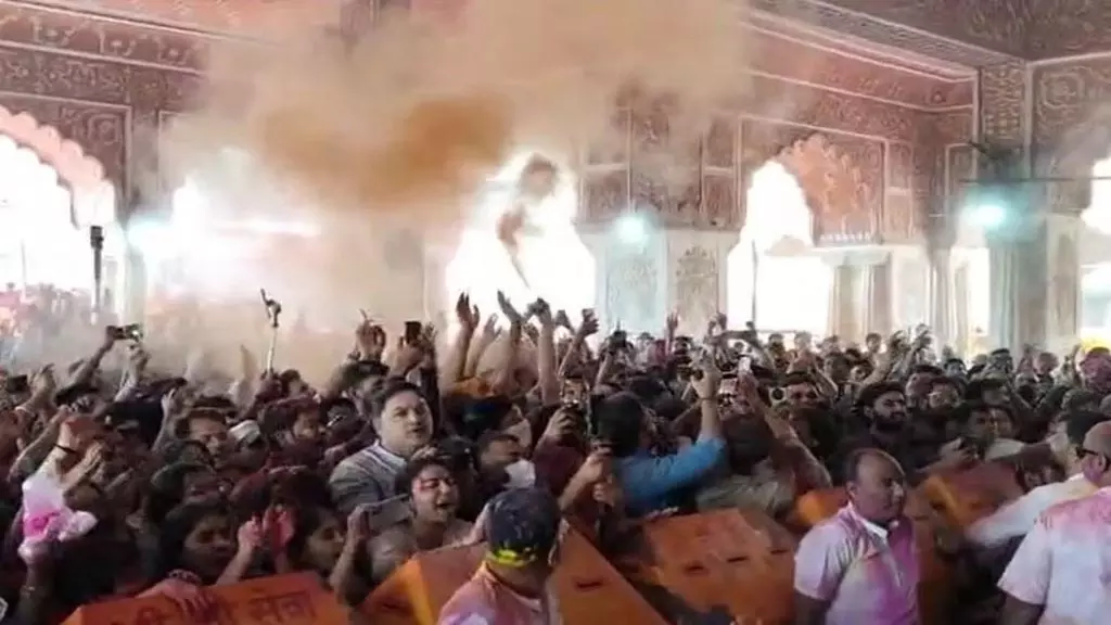 Jaipur : श्री गोविंददेवजी मंदिर में धूमधाम से मनाई गई होली Jaipur : श्री गोविंददेवजी मंदिर में धूमधाम से मनाई गई होली