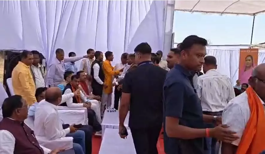 मंत्री-विधायक के सामने सरकारी कार्यक्रम में जमकर मारपीट, मंच पर चले लात-घूंसे मंत्री-विधायक के सामने सरकारी कार्यक्रम में जमकर मारपीट, मंच पर चले लात-घूंसे