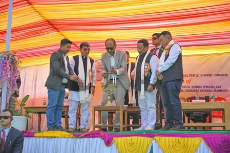 मणिपुर के सीएम ने आबकारी विभाग की नई गाड़ियों को हरी झंडी दिखाई, अवैध शराब पर सख्त निगरानी के निर्देश मणिपुर के सीएम ने आबकारी विभाग की नई गाड़ियों को हरी झंडी दिखाई, अवैध शराब पर सख्त निगरानी के निर्देश