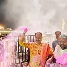 Sehore : कुबेरेश्वर धाम में पं. प्रदीप मिश्रा ने किया होलिका दहन Sehore : कुबेरेश्वर धाम में पं. प्रदीप मिश्रा ने किया होलिका दहन