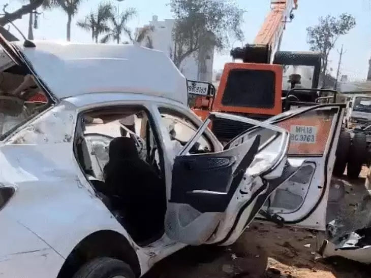खड़ी क्रेन में पीछे से टकराई कार, तीन की मौत, दो घायल खड़ी क्रेन में पीछे से टकराई कार, तीन की मौत, दो घायल