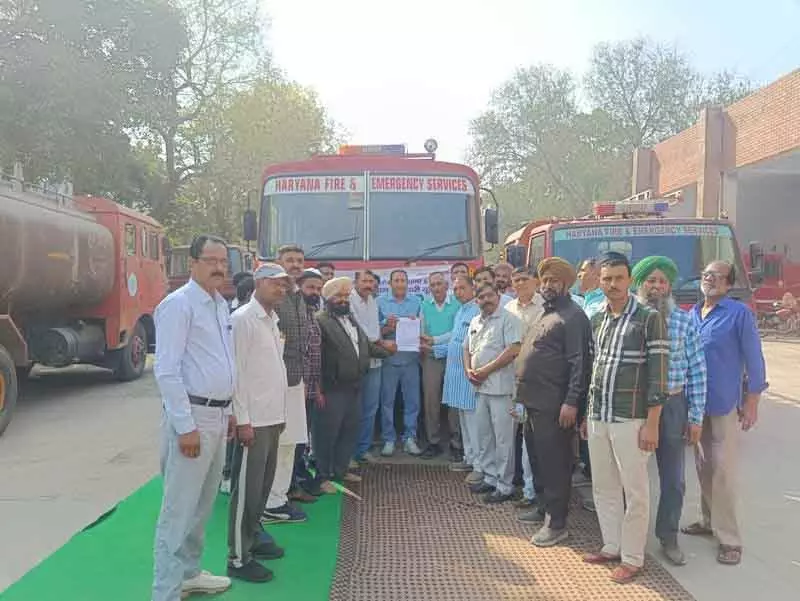 Sirsa: फायर डिपार्टमेंट कर्मचारियों ने अनसुलझी मांगों को लेकर हड़ताल की योजना बनाई Sirsa: फायर डिपार्टमेंट कर्मचारियों ने अनसुलझी मांगों को लेकर हड़ताल की योजना बनाई