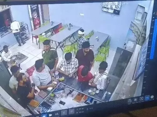 होटल में हथियारबंद हमलावरों की गोलीबारी, होटल मालिक की मौत होटल में हथियारबंद हमलावरों की गोलीबारी, होटल मालिक की मौत