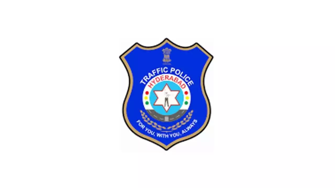 Telangana: ट्रैफिक पुलिस ने मुफ्त हेलमेट बांटे Telangana: ट्रैफिक पुलिस ने मुफ्त हेलमेट बांटे