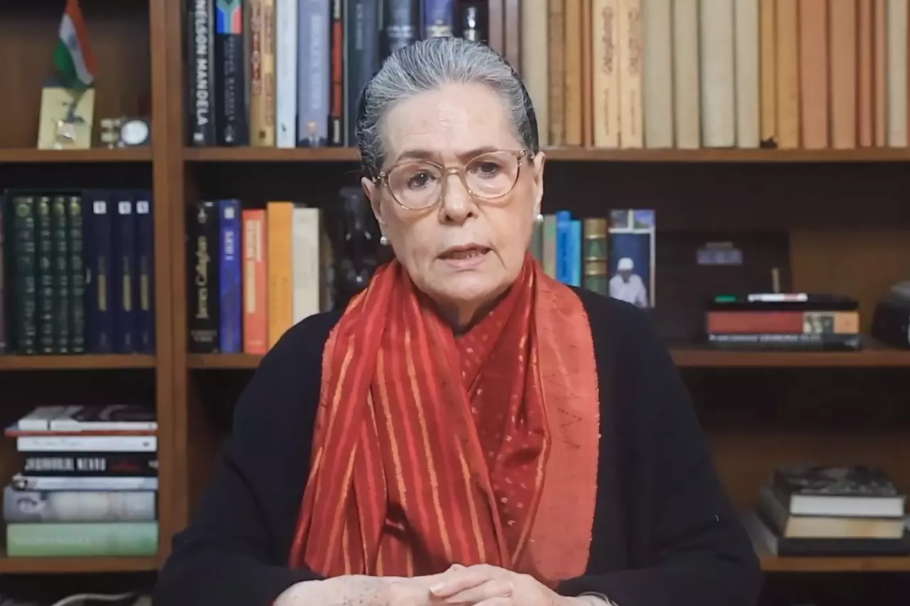 Sonia Gandhi का सरकार पर हमला, खामेनेई मामले में चुप्पी को बताया पक्षपाती Sonia Gandhi का सरकार पर हमला, खामेनेई मामले में चुप्पी को बताया पक्षपाती