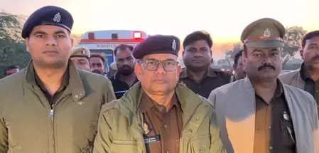 ईको वैन और बस में टक्कर, 3 महिला और 3 पुरुष सहित 6 की मौत, कई घायल ईको वैन और बस में टक्कर, 3 महिला और 3 पुरुष सहित 6 की मौत, कई घायल