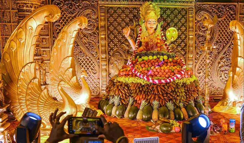 Attukal Bhagavathy Temple में हजारों महिलाओं ने पोंगाला चढ़ाया Attukal Bhagavathy Temple में हजारों महिलाओं ने पोंगाला चढ़ाया