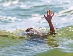 Jharkhand: मछली पकड़ रहा युवक बराकर नदी में डूबा, तलाश जारी Jharkhand: मछली पकड़ रहा युवक बराकर नदी में डूबा, तलाश जारी