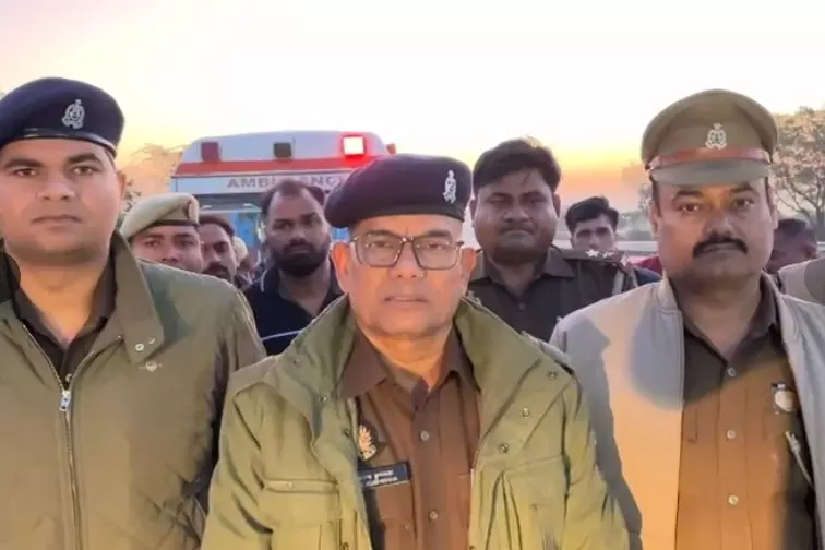 UP के हाथरस में यमुना एक्सप्रेसवे पर वैन और बस की टक्कर में छह लोगों की मौत UP के हाथरस में यमुना एक्सप्रेसवे पर वैन और बस की टक्कर में छह लोगों की मौत