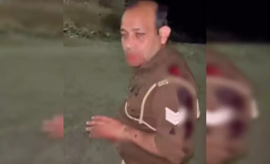 ड्यूटी पर तैनात हेड कांस्टेबल पर जानलेवा हमला, आरोपी गिरफ्तार ड्यूटी पर तैनात हेड कांस्टेबल पर जानलेवा हमला, आरोपी गिरफ्तार