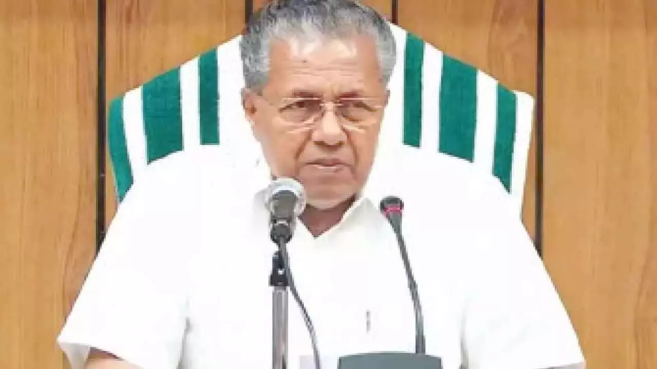 केरल के CM ने भूदान ज़मीन पर घरों को गिराने पर कांग्रेस की आलोचना की केरल के CM ने भूदान ज़मीन पर घरों को गिराने पर कांग्रेस की आलोचना की
