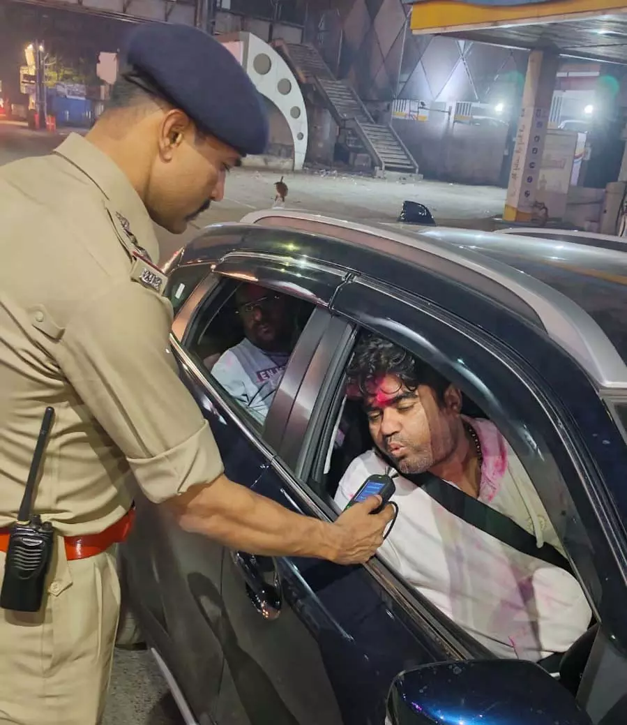 रायपुर में नशेड़ी ड्राइवरों पर पुलिस की ताबड़तोड़, 130 के खिलाफ चलानी कार्यवाही रायपुर में नशेड़ी ड्राइवरों पर पुलिस की ताबड़तोड़, 130 के खिलाफ चलानी कार्यवाही