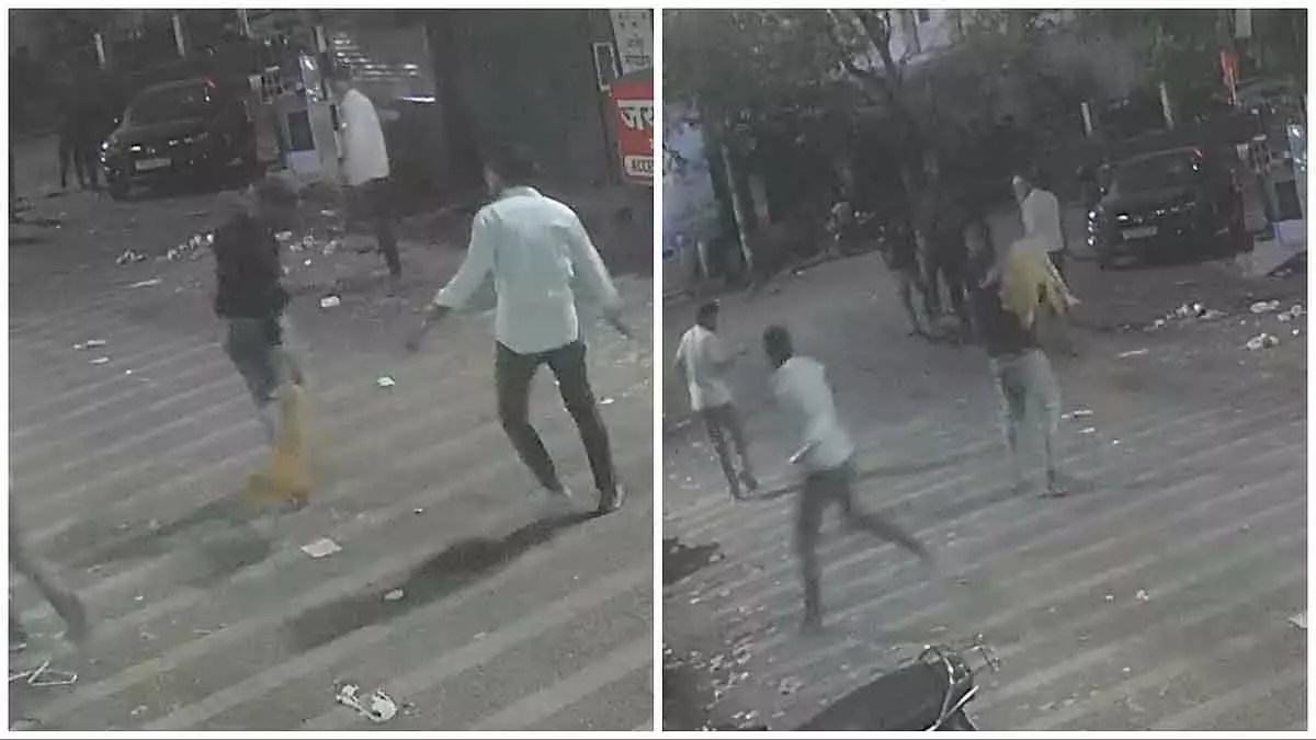 Pune: पिंपरी-चिंचवड में आवारा कुत्ते को घूंसा मारते और पीटते हुए युवक कैमरे में कैद Pune: पिंपरी-चिंचवड में आवारा कुत्ते को घूंसा मारते और पीटते हुए युवक कैमरे में कैद