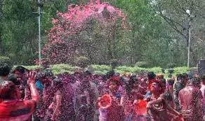 Jharkhand :होली को लेकर चारों ओर उत्साह का माहौल Jharkhand :होली को लेकर चारों ओर उत्साह का माहौल