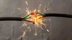 Panipat: लकड़ी तोड़ते समय ससुर-दामाद को लगा हाई वोल्टेज करंट, हालत गंभीर Panipat: लकड़ी तोड़ते समय ससुर-दामाद को लगा हाई वोल्टेज करंट, हालत गंभीर