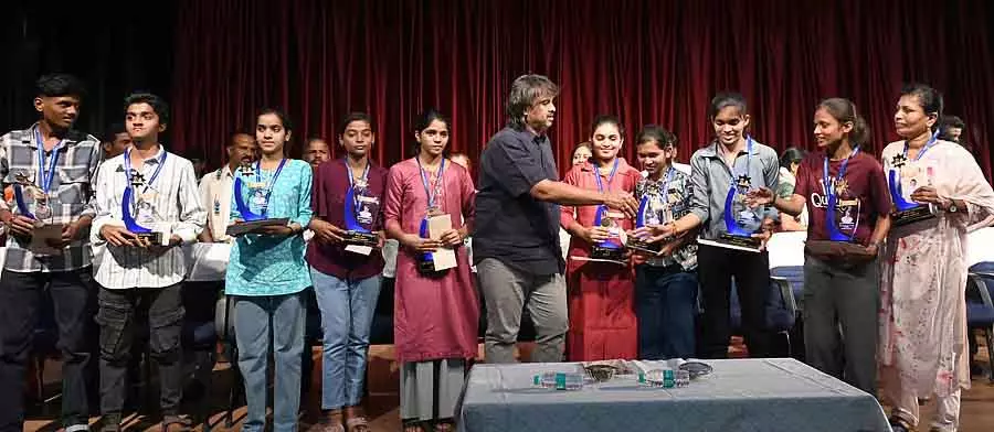 Bengaluru : हवाई जहाज से पहुंचे सिविल सेवकों को सम्मानित किया गया Bengaluru : हवाई जहाज से पहुंचे सिविल सेवकों को सम्मानित किया गया