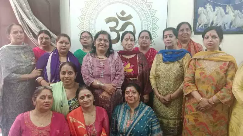 Jalandhar: महिला योग केंद्र ने होली मनाई, स्वास्थ्य और खुशी का संदेश दिया Jalandhar: महिला योग केंद्र ने होली मनाई, स्वास्थ्य और खुशी का संदेश दिया