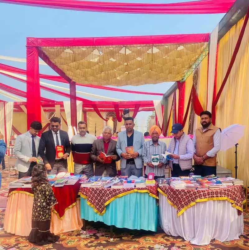 Balachaur में शादी में बुक स्टॉल ने सबका ध्यान खींचा, जश्न के बीच युवाओं को प्रेरित किया Balachaur में शादी में बुक स्टॉल ने सबका ध्यान खींचा, जश्न के बीच युवाओं को प्रेरित किया
