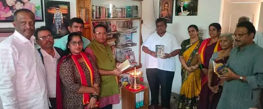 भगवान के घर जितनी ही लाइब्रेरी को भी प्राथमिकता दें: Dr. Manasas advice भगवान के घर जितनी ही लाइब्रेरी को भी प्राथमिकता दें: Dr. Manasas advice