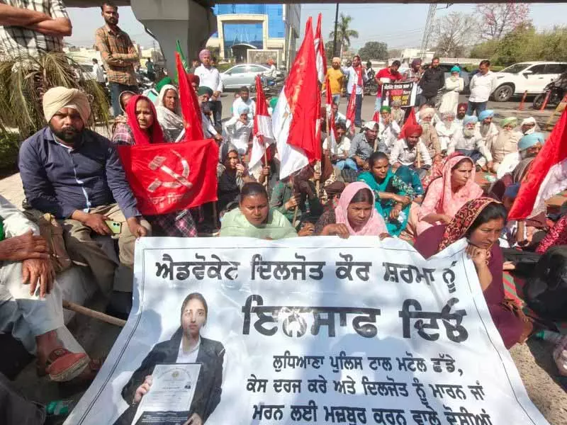 Ludhiana: दो महीने बाद, मृतक वकील के परिजनों ने न्याय के लिए विरोध प्रदर्शन किया Ludhiana: दो महीने बाद, मृतक वकील के परिजनों ने न्याय के लिए विरोध प्रदर्शन किया