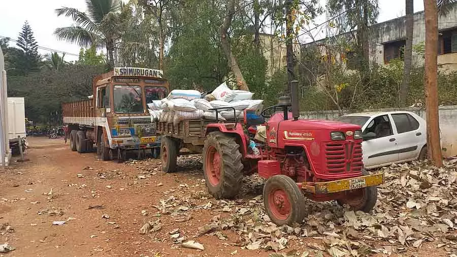 Tiptur : तस्करी कर लाए गए बाजरे के 119 बोरे जब्त Tiptur : तस्करी कर लाए गए बाजरे के 119 बोरे जब्त