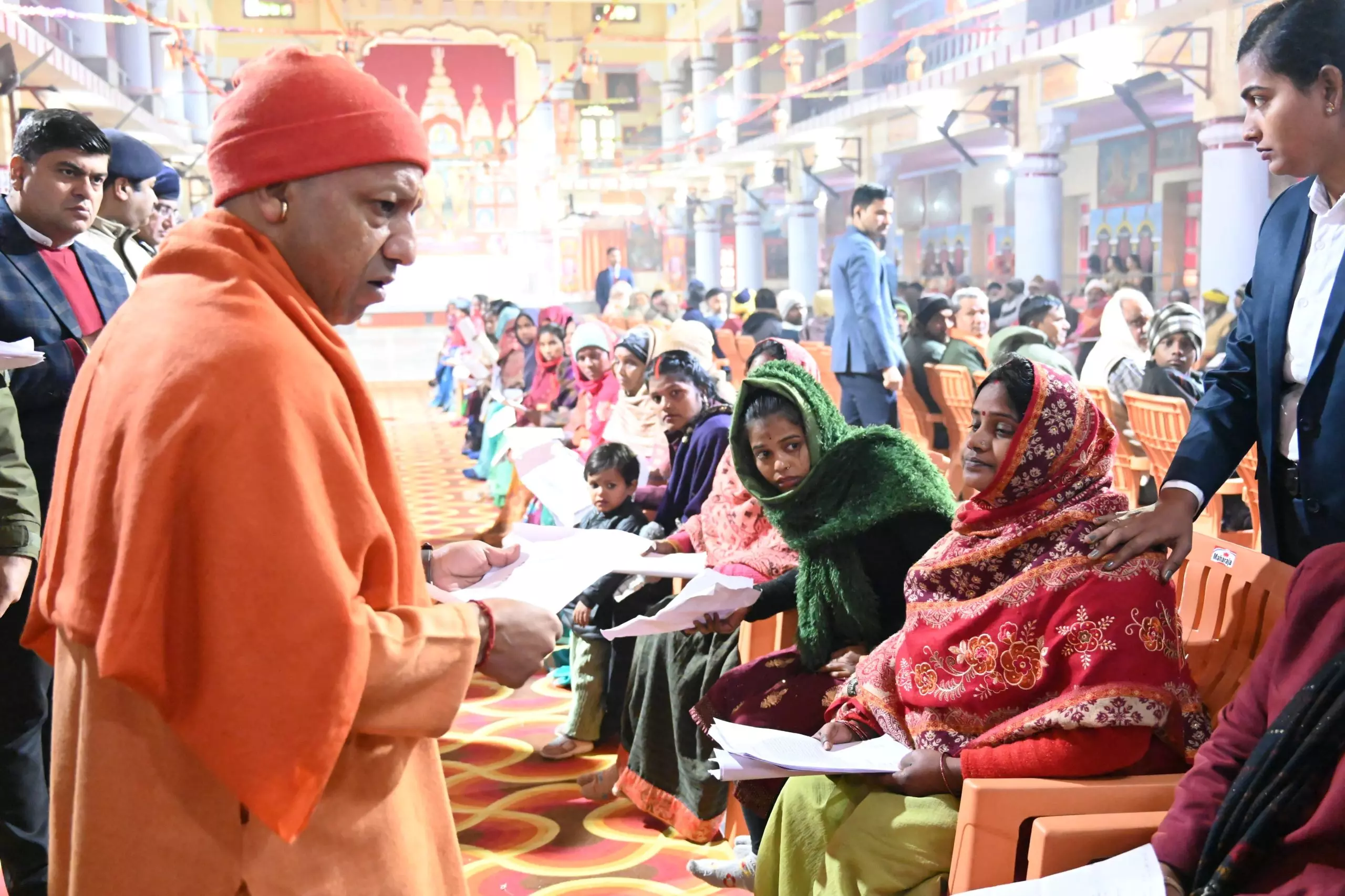 Gorakhpur: Yogi Adityanath ने सुनी 150 फरियादियों की समस्याएं Gorakhpur: Yogi Adityanath ने सुनी 150 फरियादियों की समस्याएं