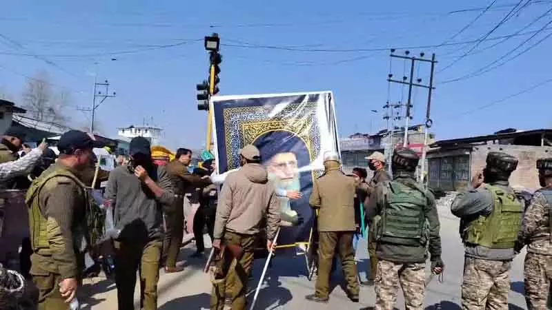 Srinagar दूसरे दिन भी विरोध प्रदर्शन जारी, शोक सभा रोकी गई Srinagar दूसरे दिन भी विरोध प्रदर्शन जारी, शोक सभा रोकी गई