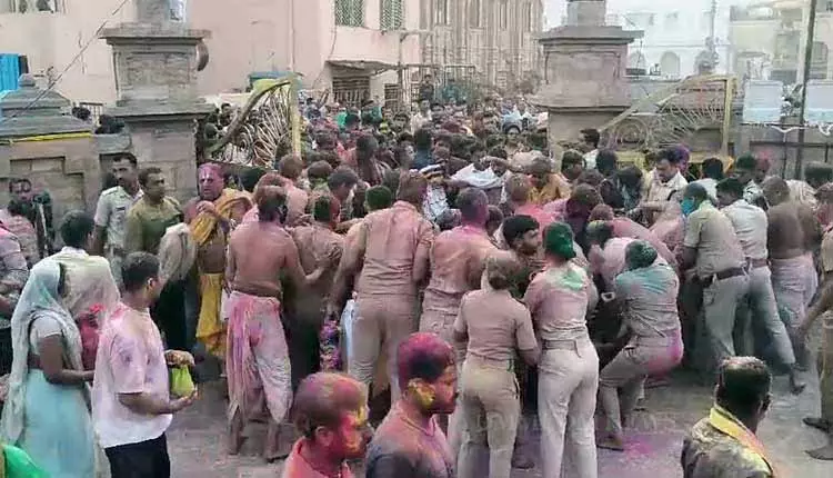 डोला पूर्णिमा के दौरान Puri Jagannath Temple में भगदड़ जैसी स्थिति में कई भक्त घायल हो गए डोला पूर्णिमा के दौरान Puri Jagannath Temple में भगदड़ जैसी स्थिति में कई भक्त घायल हो गए