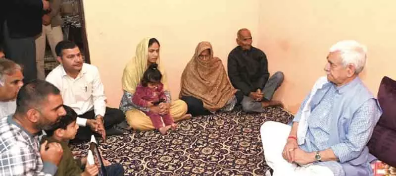 LG Manoj Sinha ने सड़क दुर्घटना में मारे गए SSF कर्मी के परिवार से मुलाकात की LG Manoj Sinha ने सड़क दुर्घटना में मारे गए SSF कर्मी के परिवार से मुलाकात की
