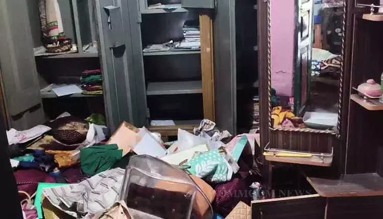 Jharsuguda में हथियारबंद डकैती, बदमाशों ने दंपत्ति को पीटा, 15 तोला सोना, 7 लाख रुपये नकद लूटे Jharsuguda में हथियारबंद डकैती, बदमाशों ने दंपत्ति को पीटा, 15 तोला सोना, 7 लाख रुपये नकद लूटे