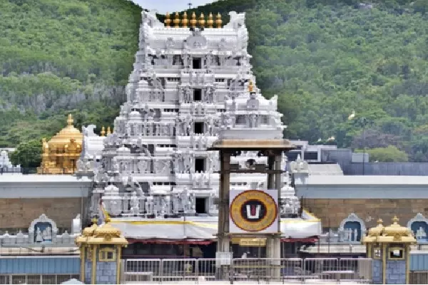 चंद्र ग्रहण के कारण तेलुगु राज्यों में सभी प्रमुख मंदिर बंद चंद्र ग्रहण के कारण तेलुगु राज्यों में सभी प्रमुख मंदिर बंद