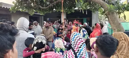 घर के आंगन में पेड़ से लटका मिला युवक का शव, हत्या की आशंका घर के आंगन में पेड़ से लटका मिला युवक का शव, हत्या की आशंका